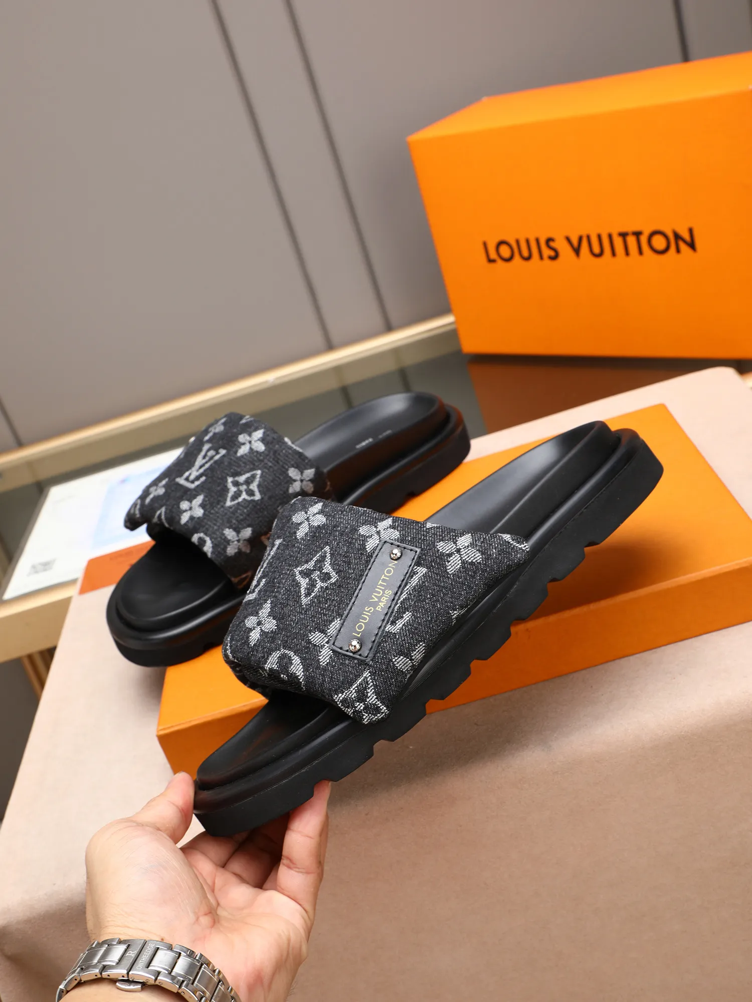 PP360 [LOUIS VUITTON] Louis Vuitton, LV printing, men's and women's slippers are on the market. The drawer box packaging comes with a cloth bag and a card. The upper pattern looks very soft and waxy, and it is a super versatile leg slimming tool. Fabric: imported denim/canvas/old fabric, LV hardware LOGO, official website pattern printing, comfortable to wear, feet: high-elastic PU water table. Sole: foam sole, heel height: about 5cm. Code number: 35-46, 35, 45, 46 are custom-made and non-returnable. Color: multiple colors and styles available.